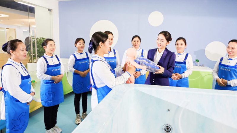 在面试育儿嫂时，首先需要了解她的背景和经验。以下是一些关键问题：