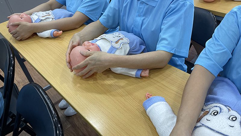 在选购折叠式婴儿洗澡盆时，家长们还需注意以下几点：